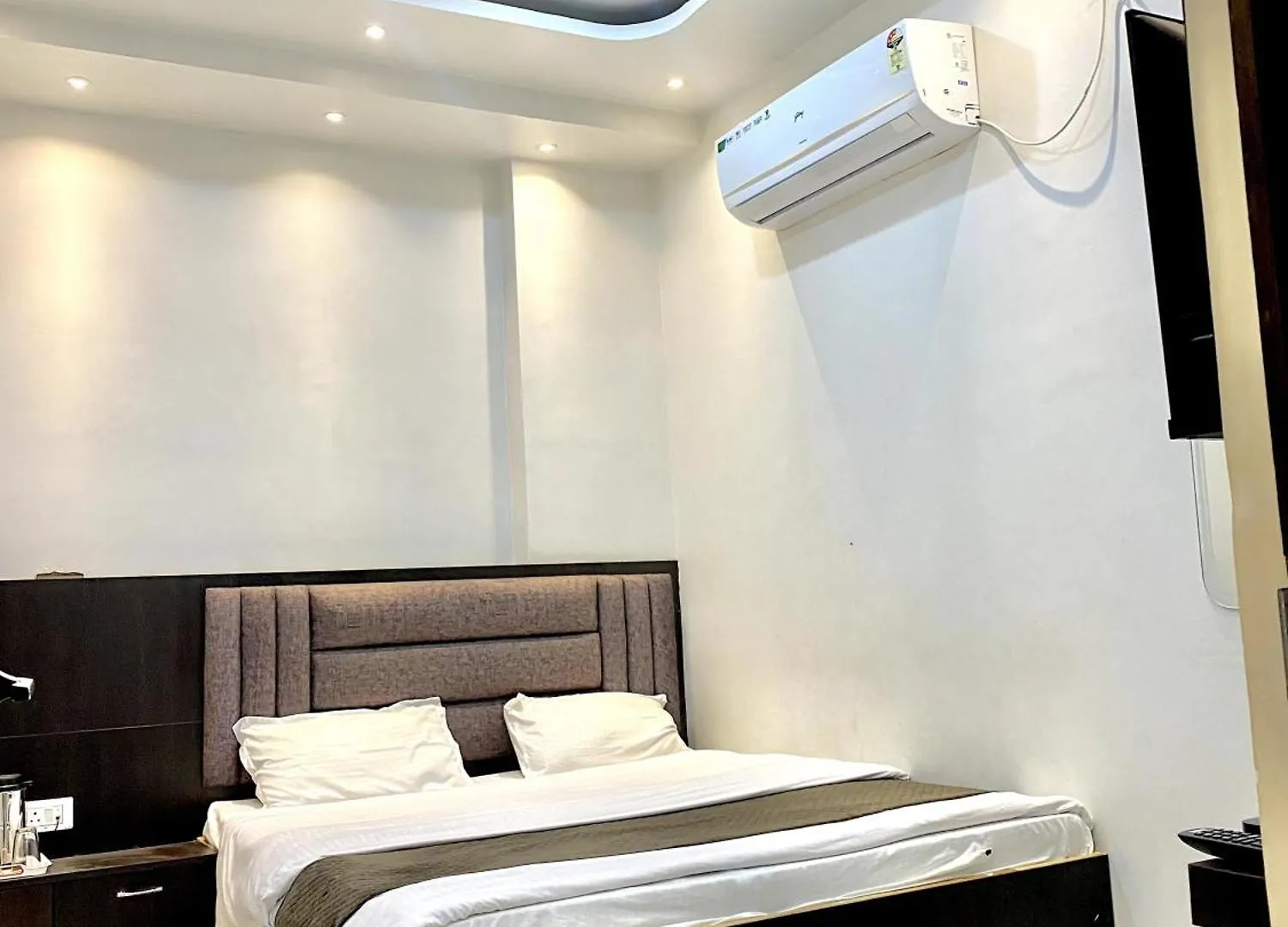 ורנאסי Butterflyi Guest House - Near Kashi Vishwanath Temple - Booking Will Be Confirmed After Advance Only 0*,  הודו