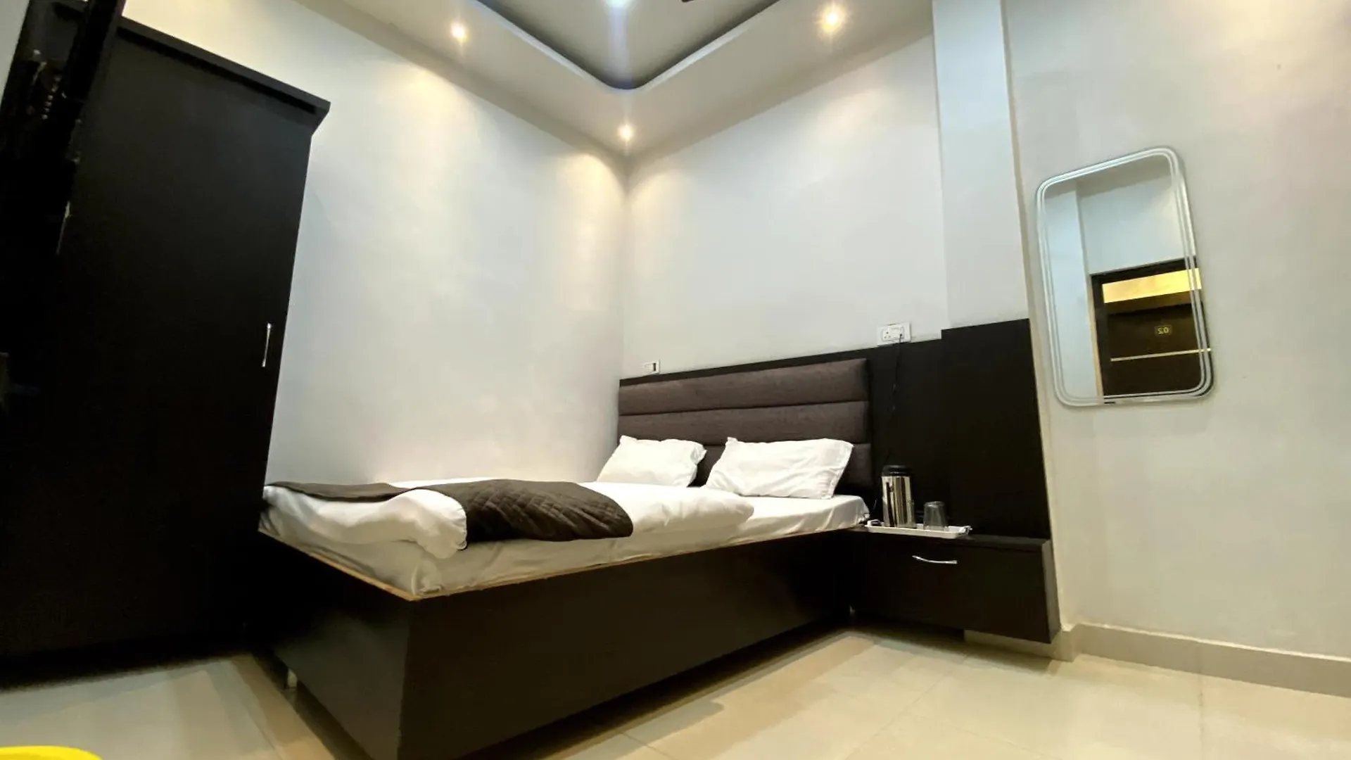 ורנאסי Butterflyi Guest House - Near Kashi Vishwanath Temple - Booking Will Be Confirmed After Advance Only