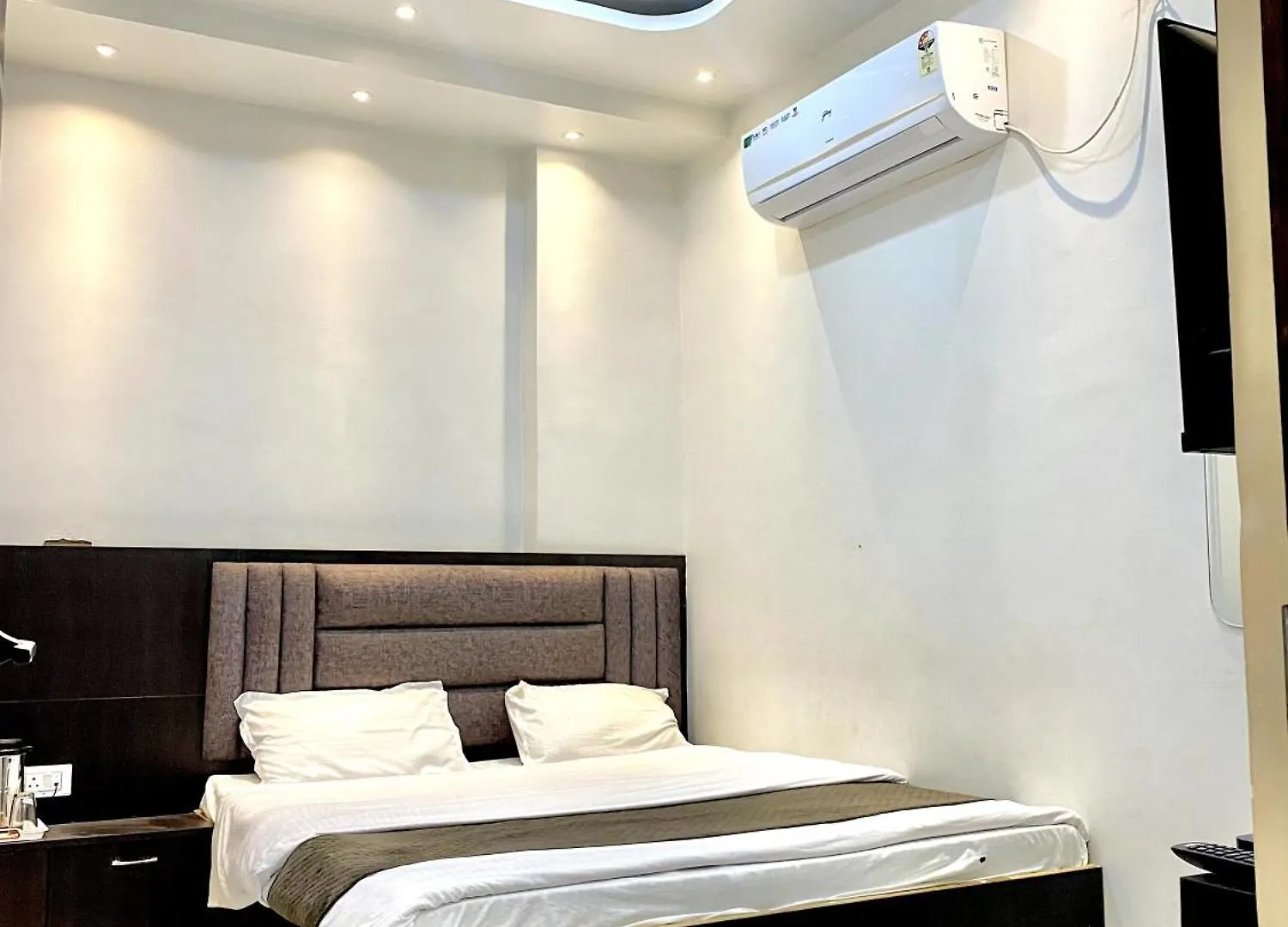 ורנאסי Butterflyi Guest House - Near Kashi Vishwanath Temple - Booking Will Be Confirmed After Advance Only